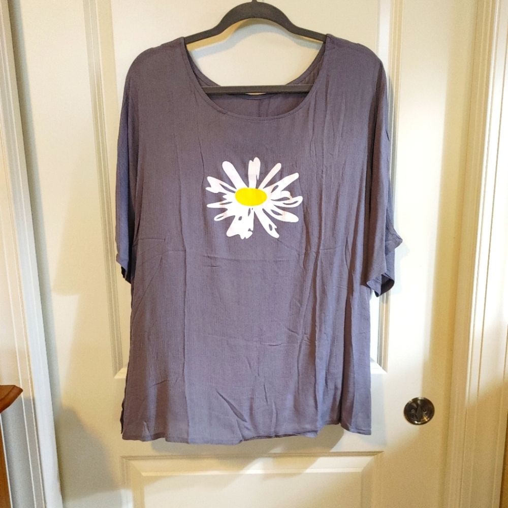 Nwot gray flower print top. Xl. No tags, Never worn, Lightweight material.